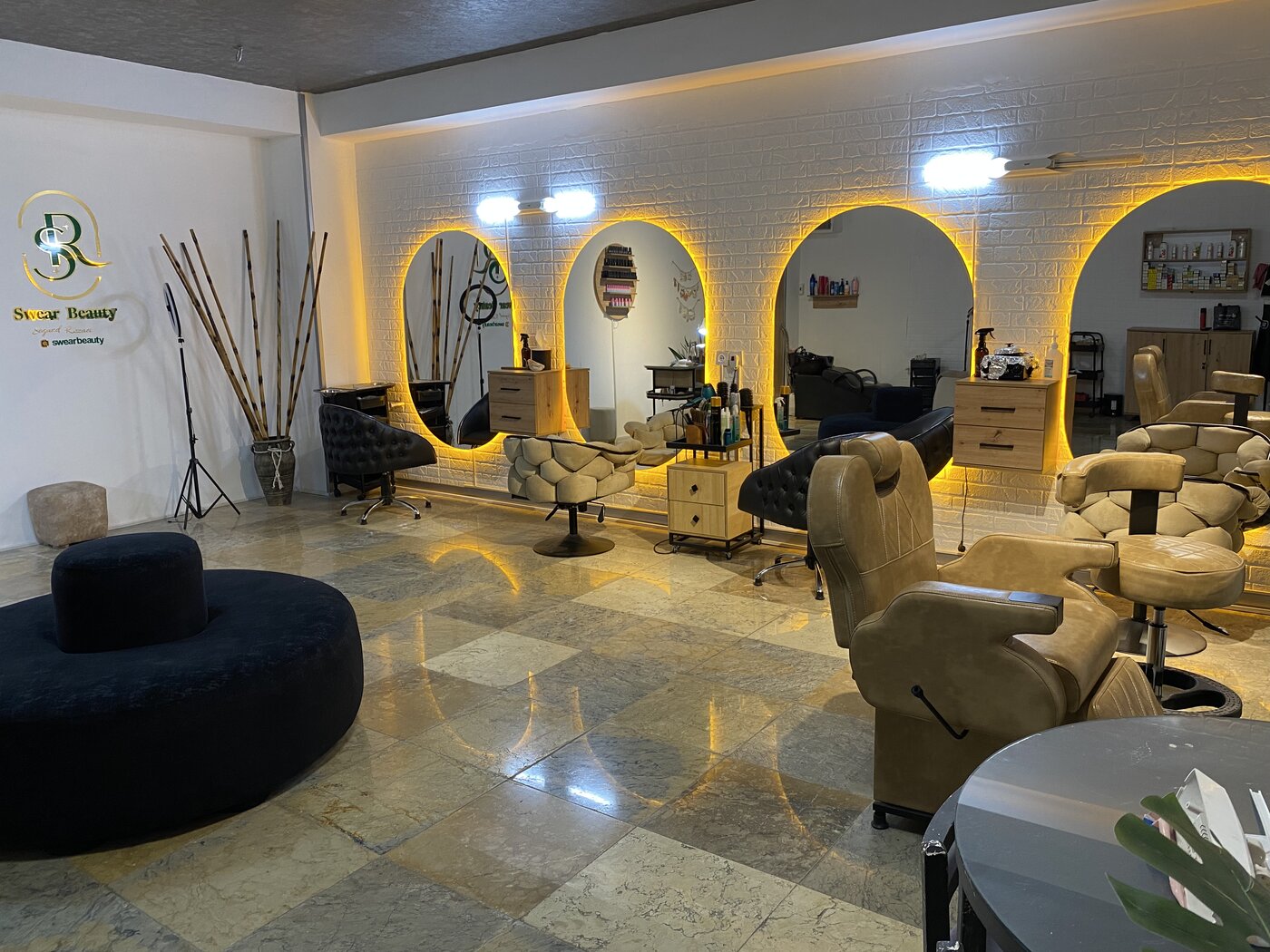 فضای سالن Swear Beauty